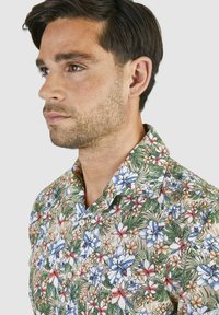 Kurzärmeliges Hemd mit floralem Muster, das blaue und rosa Blumen auf einem hellen Hintergrund zeigt, aus leichtem Stoff gefertigt und mit einem Button-Down-Kragen.