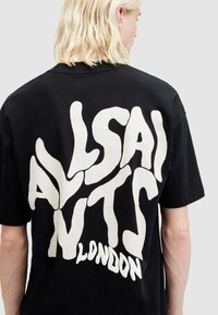 Tricou din bumbac negru cu un design supradimensionat al textului alb care spune "ALLSAINTS LONDON" pe spate, cu o croială lejeră și mâneci scurte.