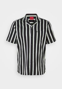 Chemise à rayures noir et blanc à manches courtes avec des accents verts, fermeture à boutons, col pointu et poche poitrine gauche. Logo de la marque sur la poche.
