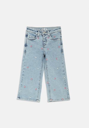 Jeans in denim azzurro chiaro con design a gamba larga, caratterizzati da motivi ricamati di cuori rosa e azzurri chiari su tutta la superficie. Stile classico a cinque tasche.