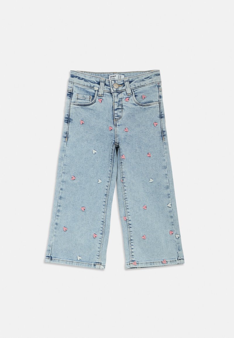 Jeans in denim azzurro chiaro con design a gamba larga, caratterizzati da motivi ricamati di cuori rosa e azzurri chiari su tutta la superficie. Stile classico a cinque tasche.