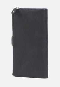 Svart läderplånbok med en strukturerad yta, med ett silvrigt dragkedjestängning och en sidoknapp. Rektangulär form, stilren och minimalistisk design.