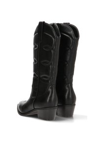 Botas de cuero negras hasta la rodilla con patrón acolchado, punta redondeada y tacón bajo. Presentan un cierre de cremallera en la parte posterior para facilitar su uso.