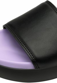 Svart syntetisk slidesandal med en bred rem. Har lila dämpning och en svart texturerad sula för bra grepp.