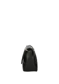 Borsa a tracolla in pelle nera con forma strutturata, tracolla in catena argentata, texture trapuntata e dettagli di cucitura ben visibili.