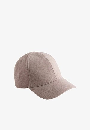 Lysebrun baseballkasket af blødt stof med buet skygge og synlige syninger på paneler og skygge.