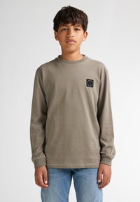 Maglietta a manica lunga color khaki chiaro in cotone, con collo rotondo, polsini a coste e un piccolo logo nero sul petto.