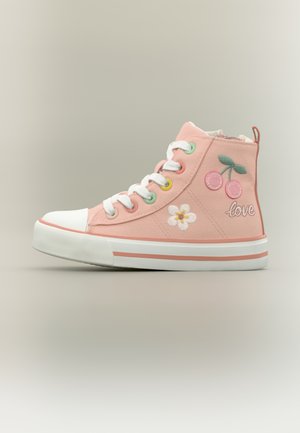 Rozā augstās virsmas apavi ar baltām šņorēm, ķiršu un ziedu izšuvumiem, tekstu "mīlestība" un baltu gumijas zolīti ar rozā svītru.