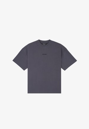 Ciemnoszary, oversize, krótkorękawowy T-shirt z okrągłym dekoltem i małym czarnym logo "WRSTBHVR" umieszczonym na środku klatki piersiowej.