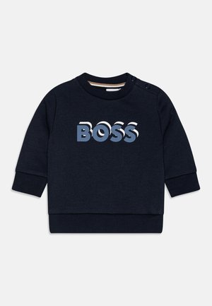 Navyblauwe sweatshirt met lange mouwen, voorzien van een wit en blauwe "BOSS"-grafiek op de voorkant en drukknoopsluiting op de schouder.