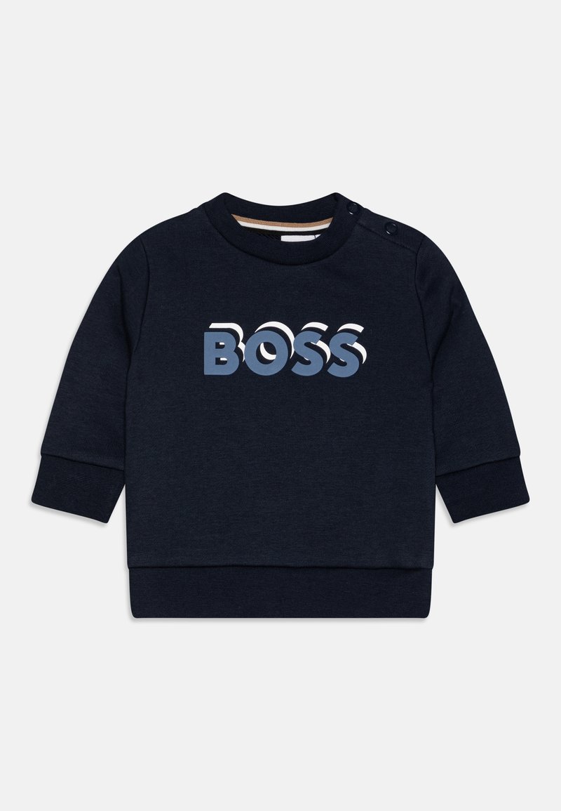 Sweat-shirt bleu marine à manches longues, avec un graphique "BOSS" blanc et bleu à l'avant et des boutons-pression à l'épaule.