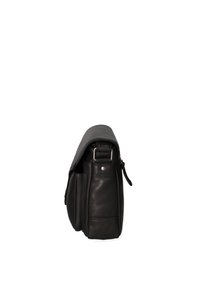 Borsa a messenger in pelle nera con una pattina curva, chiusura con zip, tasca laterale e hardware in argento, caratterizzata da una superficie liscia.