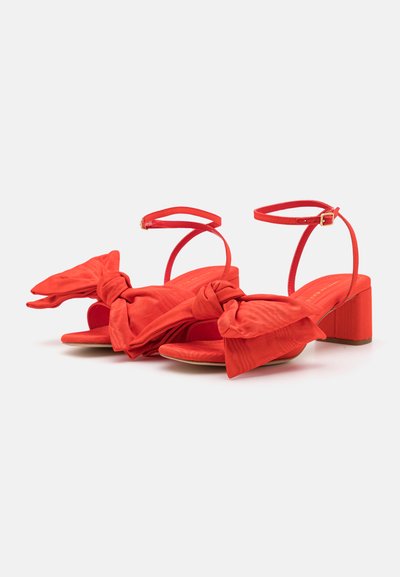 Loeffler Randall CARMEN BOW - Sandaalit nilkkaremmillä - red