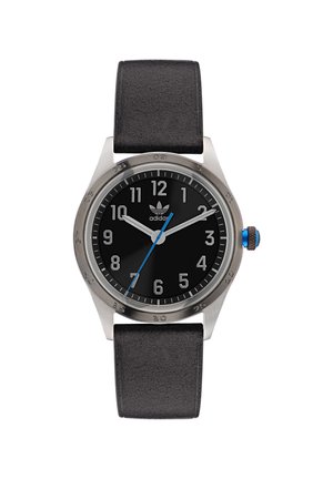 Montre analogique noire avec un boîtier en acier inoxydable, un bracelet en cuir noir, des marqueurs numériques blancs, une aiguille des secondes bleue et le logo Adidas.