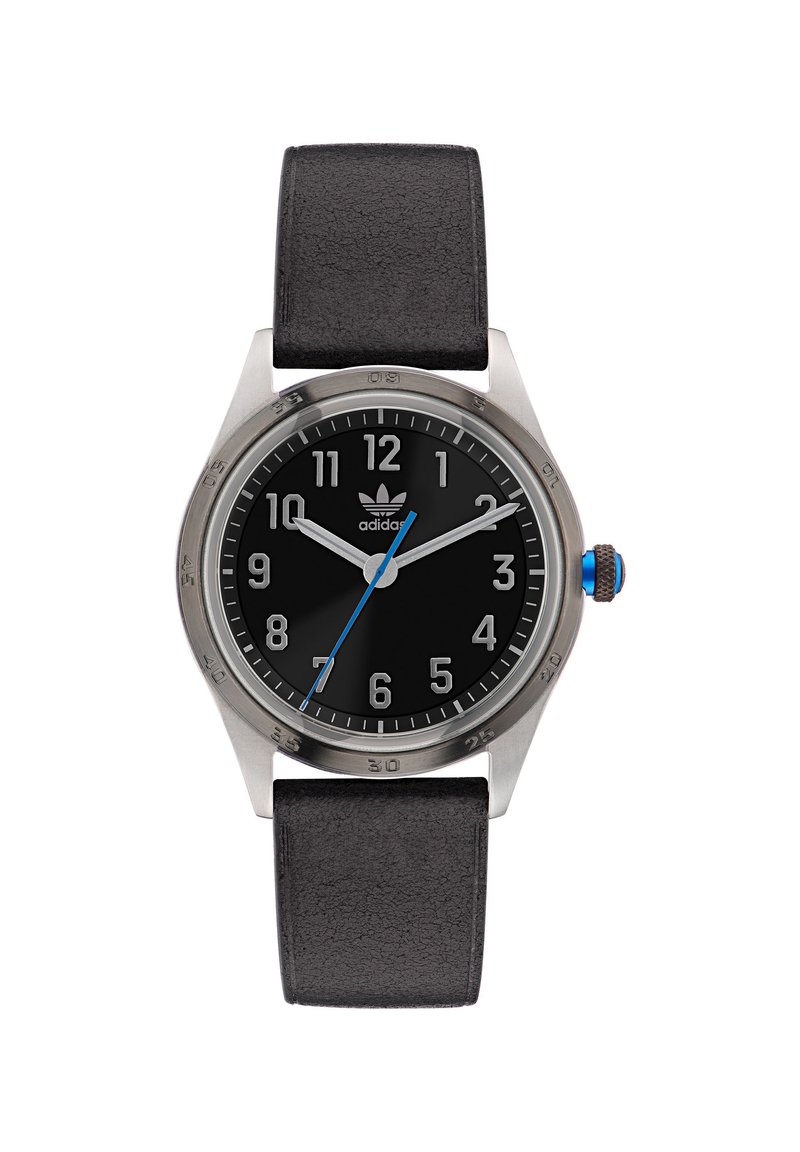 Melna analogā pulksteņa ar nerūsējošā tērauda korpusu, melnu ādas siksniņu, baltām ciparu atzīmēm, zilu sekundes rādītāju un Adidas logo.
