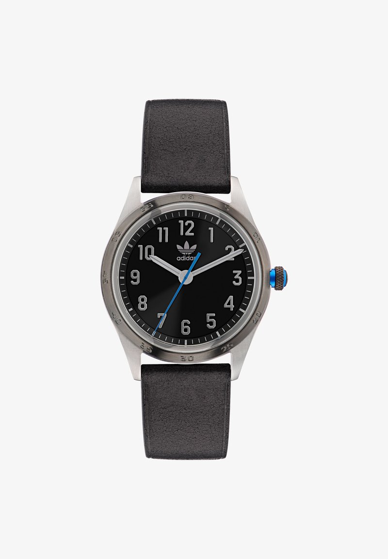 Melna analogā pulksteņa ar nerūsējošā tērauda korpusu, melnu ādas siksniņu, baltām ciparu atzīmēm, zilu sekundes rādītāju un Adidas logo.