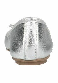 Ballerines argentées avec une texture métallique lisse, bout rond et design minimaliste. Semelle plate et subtils détails de couture à l'arrière.
