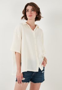 LELA Gombos blúz - ecru
