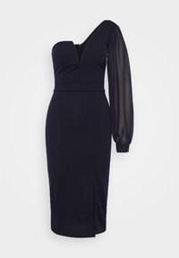 Robe noire avec un design asymétrique à une épaule, dotée d'un corsage ajusté et d'une longue manche transparente. Le tissu a une texture lisse et une fente sur le côté.