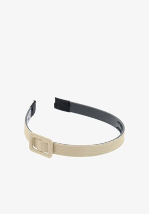 Diadema de tela beige con un detalle de hebilla rectangular, que cuenta con una banda interna negra delgada para mayor comodidad y ajuste. Textura suave.