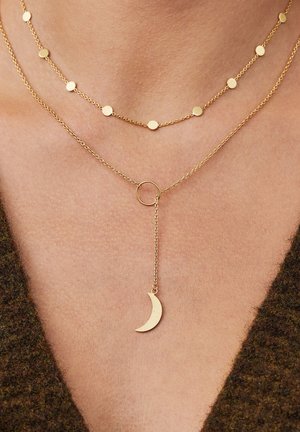 Colliers en or plaqué ; l'un avec des accents circulaires et l'autre avec un pendentif en forme de croissant de lune sur une chaîne avec un détail en forme d'anneau.