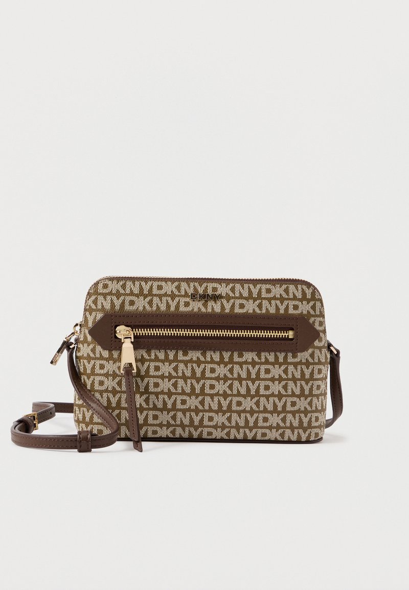 Borsa a tracolla marrone e beige con motivo del logo DKNY, dotata di tasca anteriore con cerniera, accessori in metallo dorato e tracolla regolabile.