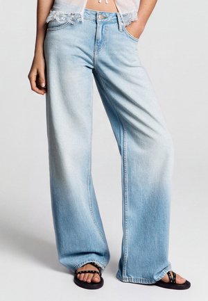 Bershka, LOW-RISE STRAIGHT-LEG - JEANS - Jeans Straight Leg - light blue