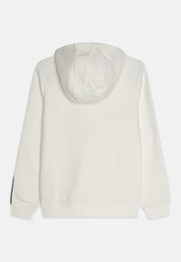 Sudadera blanca con capucha, de manga larga, con puños de canalé y cintura ajustada, mostrada desde la parte de atrás sobre un fondo liso.