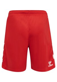 Shorts deportivos rojos hechos de una tela ligera. Presentan un diseño liso con un logo blanco en la parte inferior derecha y detalles en blanco a los lados.