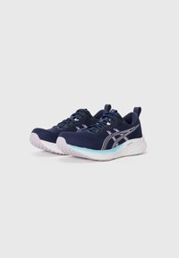 Scarpe da ginnastica blu navy con una tomaia in rete testurizzata, dettagli bianchi, suola ammortizzata e un inserto per il tallone di supporto. Presentano una forma fluida.