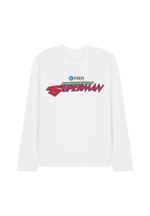 Weißes Langarmshirt mit farbigem "My Adventures with Superman"-Text und 66 Studios-Logo, das vorne in der Mitte aufgedruckt ist.