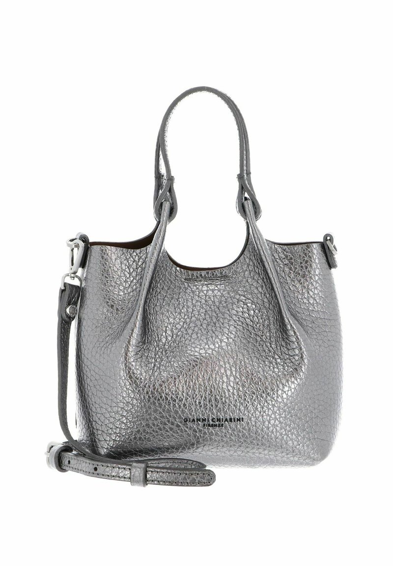 Sac à main en cuir argenté texturé avec de courtes poignées et une bandoulière ajustable et détachable, arborant un logo de marque discret à l'avant.