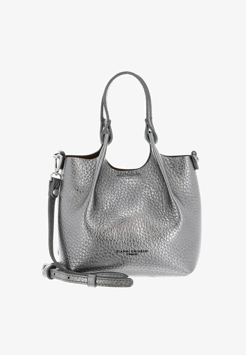 Sac à main en cuir argenté texturé avec de courtes poignées et une bandoulière ajustable et détachable, arborant un logo de marque discret à l'avant.