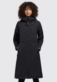 Parka nera impermeabile con cappuccio, zip e tasche laterali. Presenta una silhouette lunga e dritta e una trama liscia.