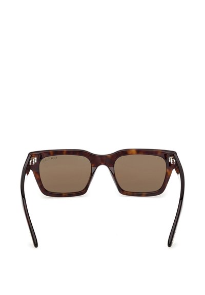 Rechthoekige zonnebril met schildpadmotief, bruine glazen en dunne, licht gebogen pootjes, afgebeeld tegen een witte achtergrond.