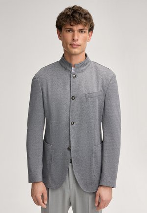 Graue Fischgrätjacke mit Stehkragen, fünf Knöpfen und zwei Fronttaschen. Aus strukturiertem Stoff gefertigt, mit einem dezenten Muster.