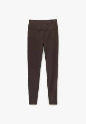 Leggings ajustados de color marrón, fabricados con tejido elástico y cinturilla ancha. Textura suave, sin patrones ni detalles de hardware visibles.
