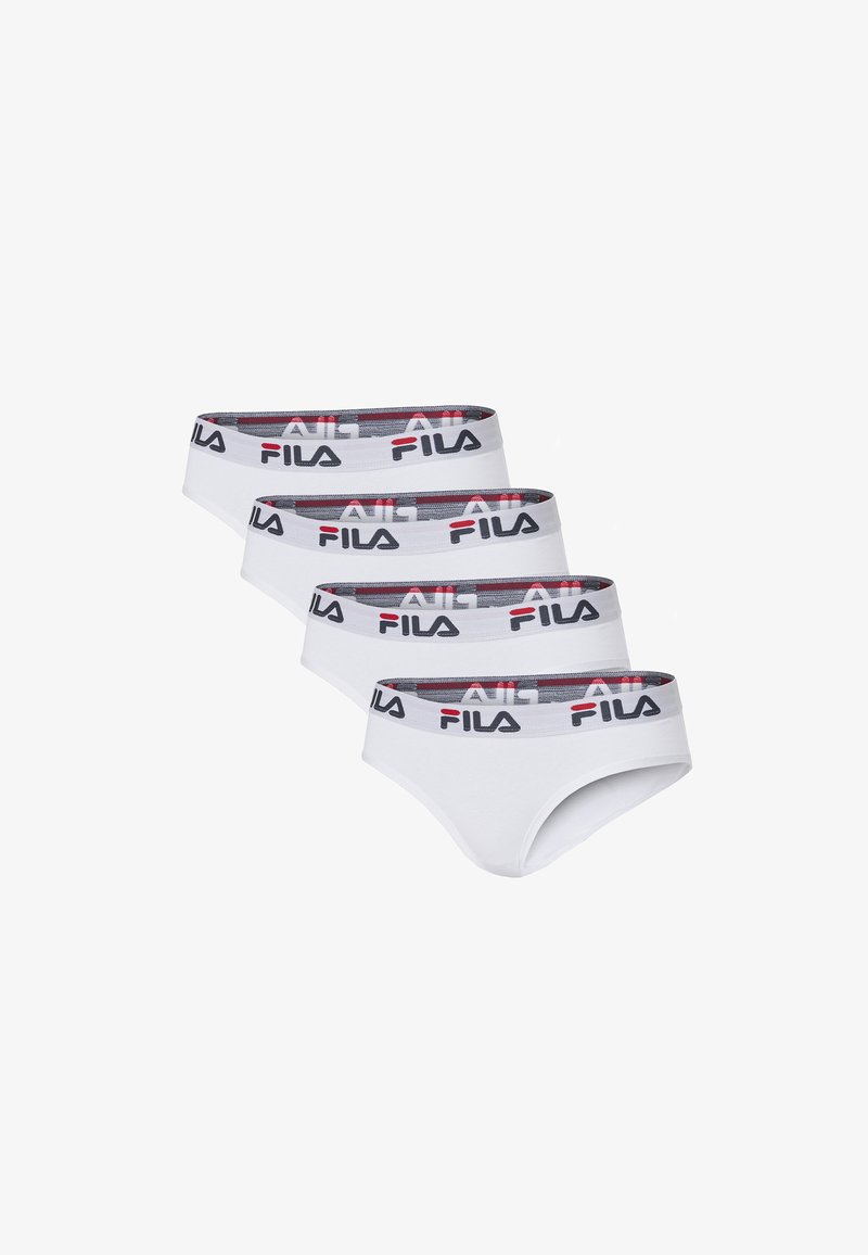 Quatre slips blancs de marque Fila empilés, montrant des ceintures élastiques avec des logos Fila noirs et rouges sur des bandes grises.