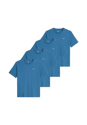 Fire ensfarvede blå t-shirts med korte ærmer og rund hals, arrangeret i en forskudt række, hver med lille hvid tekst på brystet.