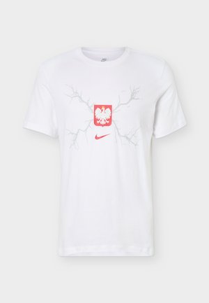 Άσπρο κοντομάνικο μπλουζάκι Nike με κόκκινο εθνόσημο πολωνικού αετού και γκρι σχεδιασμό κεραυνού στο στήθος.