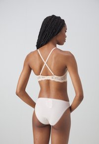 DORINA BLAIR - Krūtinę pakelianti liemenėlė - nude