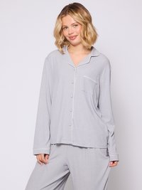 Grau farbige Pyjama-Set bestehend aus einem knöpfbaren Oberteil mit Tasche, langen Ärmeln und leichter Paspelierung, kombiniert mit lockeren, passenden Hosen.