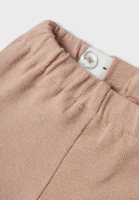 Pantaloni in tessuto rosa chiaro con un'intrecciatura in rilievo, dotati di una vita elastica e di una chiusura con bottone sul retro. Design semplice e casual.