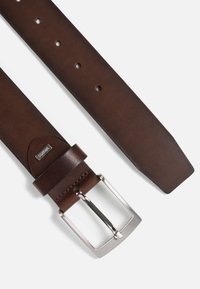 Brown leren riem met een gladde textuur, voorzien van een zilveren rechthoekige gesp en meerdere gaatjes voor aanpassing. De uiteinden zijn taps toelopend.