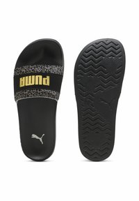 Sorte slide sandaler med en leopardmønstret rem, udstyret med et guld "PUMA" logo, tekstureret sort ydersål med et hexagonalt mønster og polstret sål.