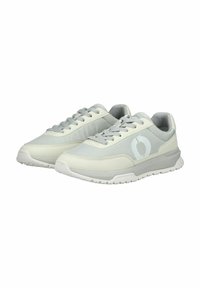 Hellegraue Sneaker mit einer Kombination aus glatten und strukturierten Materialien, Schnürdesign und einem dezenten Logo-Akzent an der Seite.