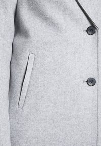 Grijze wollen jas met een gladde textuur, notch-revers, sluiting met één zwarte knop en een zijzak met een verborgen opening.