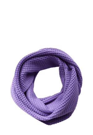 Paarse gebreide infinity sjaal met een gestructureerd patroon. Het heeft een zachte, gezellige uitstraling en een continu lopend ontwerp.