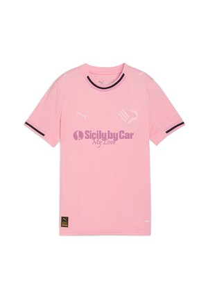 Camiseta deportiva rosa de Puma con ribete negro en las mangas y el cuello, logo del patrocinador Sicily by Car y emblema del equipo en el pecho.