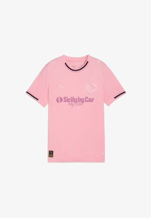Maglia sportiva Puma rosa con bordatura nera su maniche e colletto, logo sponsor Sicily by Car ed emblema della squadra sul petto.